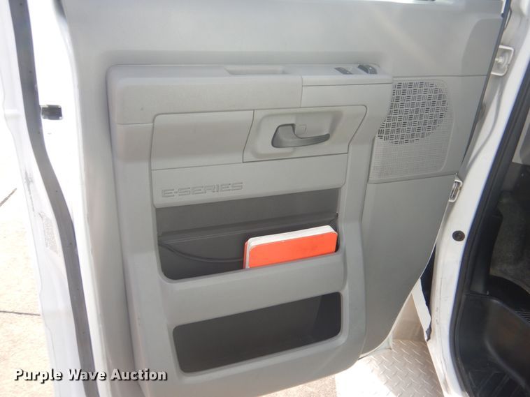 image for item FF9173 2009 Ford Econoline E450 shuttle bus