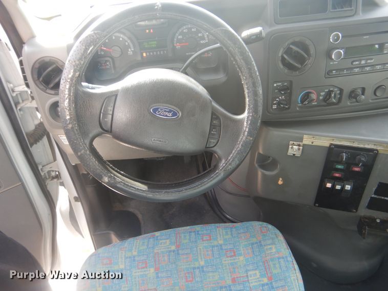 image for item FF9173 2009 Ford Econoline E450 shuttle bus