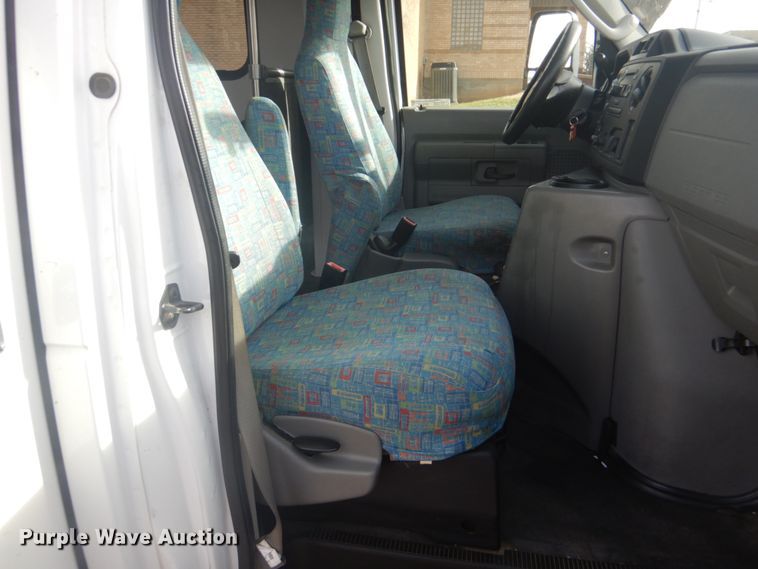 image for item FF9173 2009 Ford Econoline E450 shuttle bus