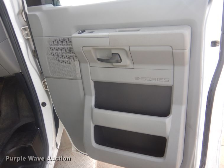 image for item FF9173 2009 Ford Econoline E450 shuttle bus