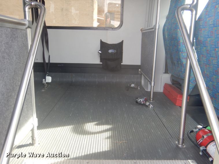 image for item FF9173 2009 Ford Econoline E450 shuttle bus