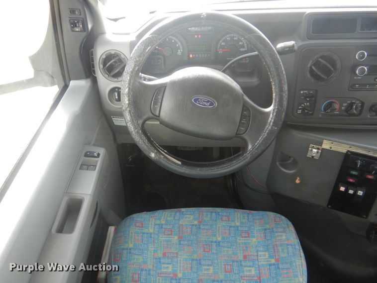 image for item FF9173 2009 Ford Econoline E450 shuttle bus