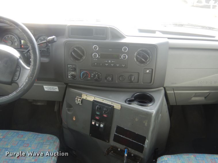 image for item FF9173 2009 Ford Econoline E450 shuttle bus