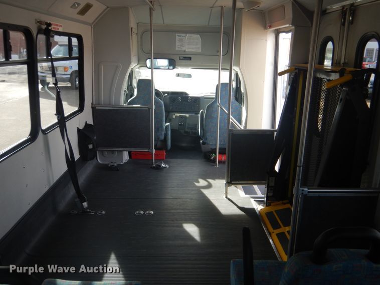 image for item FF9173 2009 Ford Econoline E450 shuttle bus