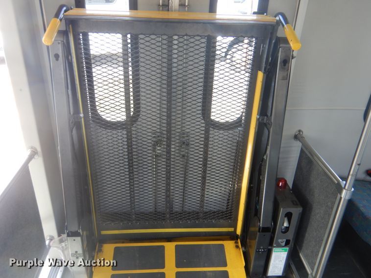 image for item FF9173 2009 Ford Econoline E450 shuttle bus