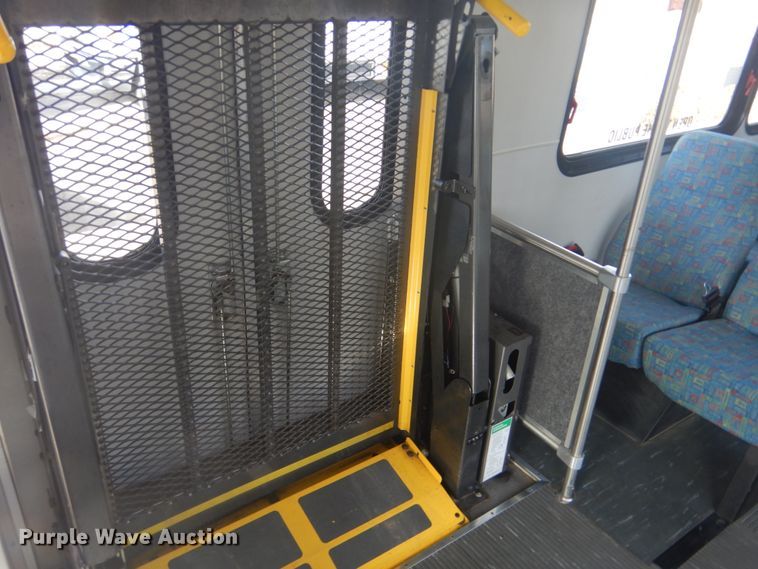 image for item FF9173 2009 Ford Econoline E450 shuttle bus