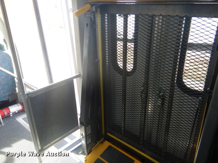 image for item FF9173 2009 Ford Econoline E450 shuttle bus