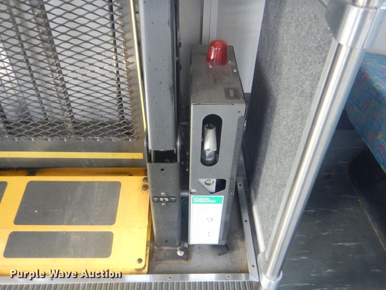 image for item FF9173 2009 Ford Econoline E450 shuttle bus