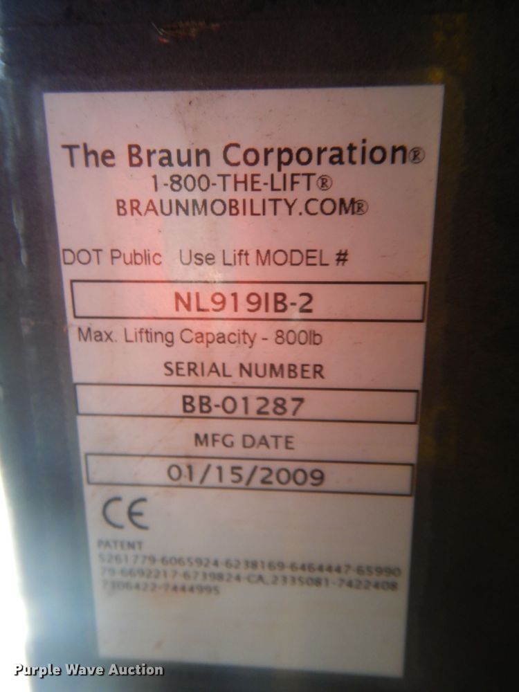 image for item FF9173 2009 Ford Econoline E450 shuttle bus