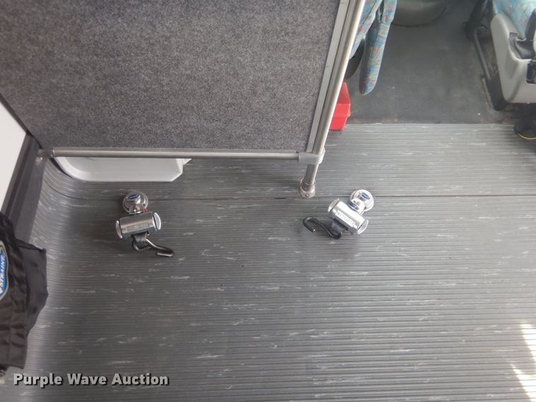 image for item FF9173 2009 Ford Econoline E450 shuttle bus