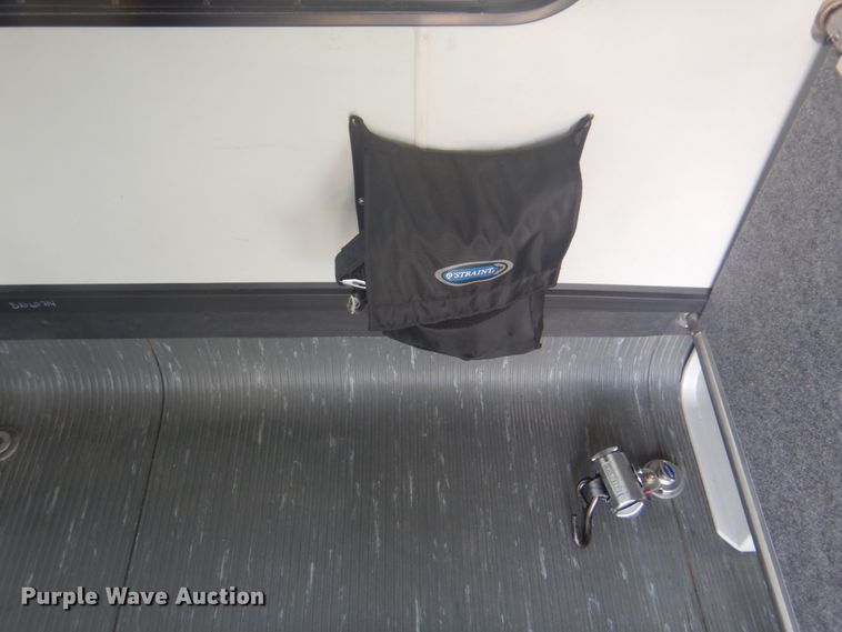 image for item FF9173 2009 Ford Econoline E450 shuttle bus