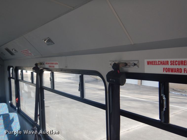 image for item FF9173 2009 Ford Econoline E450 shuttle bus