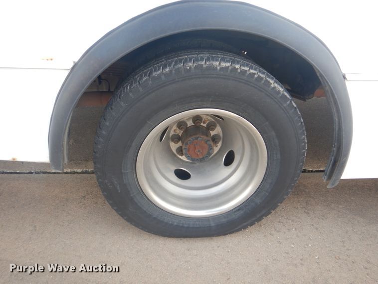 image for item FF9173 2009 Ford Econoline E450 shuttle bus