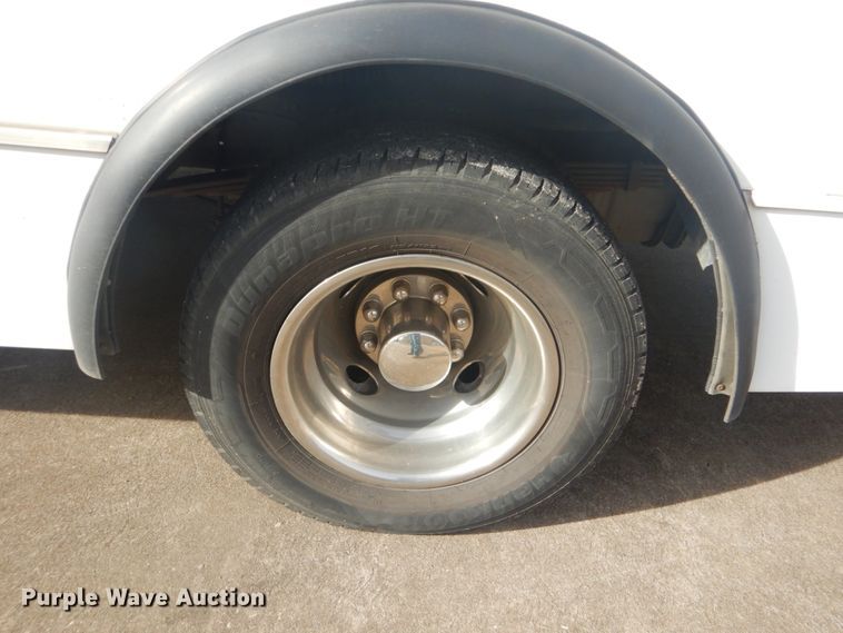 image for item FF9173 2009 Ford Econoline E450 shuttle bus