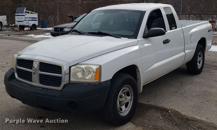 image for item FW9543 2005 Dodge Dakota Club Cab pickup truck