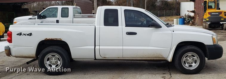 image for item FW9543 2005 Dodge Dakota Club Cab pickup truck