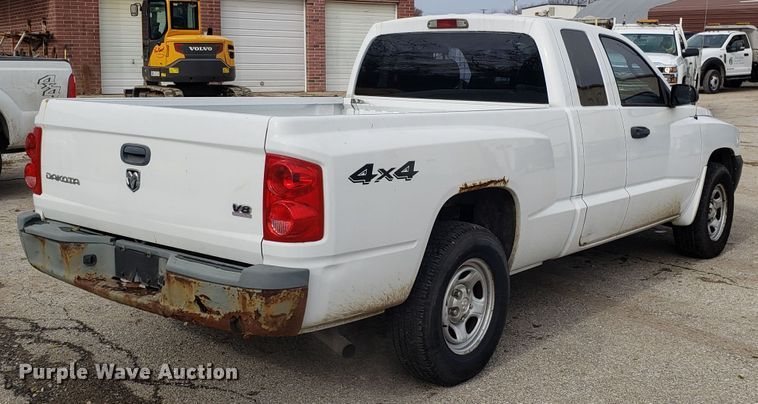 image for item FW9543 2005 Dodge Dakota Club Cab pickup truck