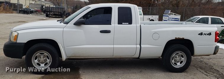 image for item FW9543 2005 Dodge Dakota Club Cab pickup truck