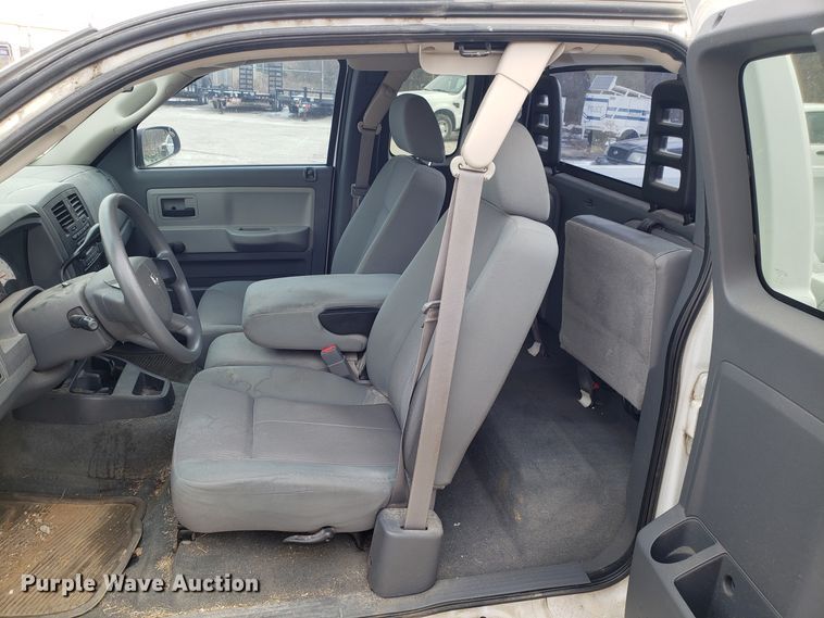 image for item FW9543 2005 Dodge Dakota Club Cab pickup truck