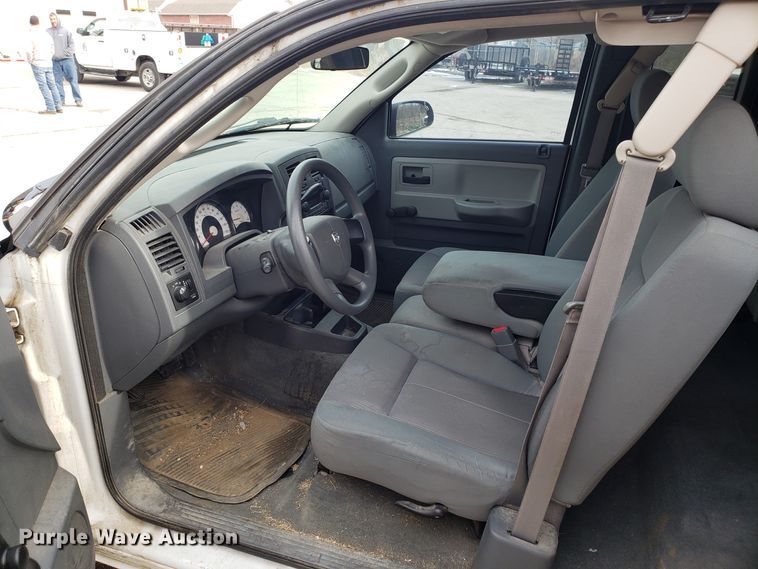 image for item FW9543 2005 Dodge Dakota Club Cab pickup truck
