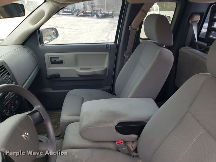 image for item FW9543 2005 Dodge Dakota Club Cab pickup truck