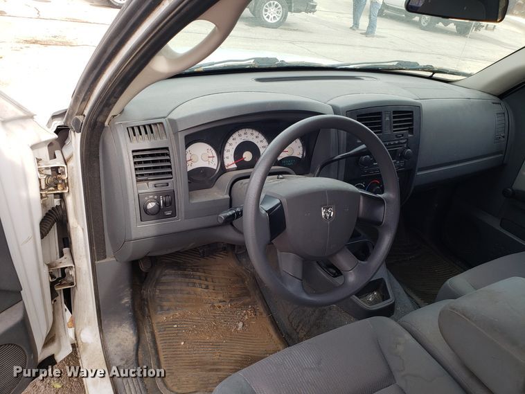 image for item FW9543 2005 Dodge Dakota Club Cab pickup truck