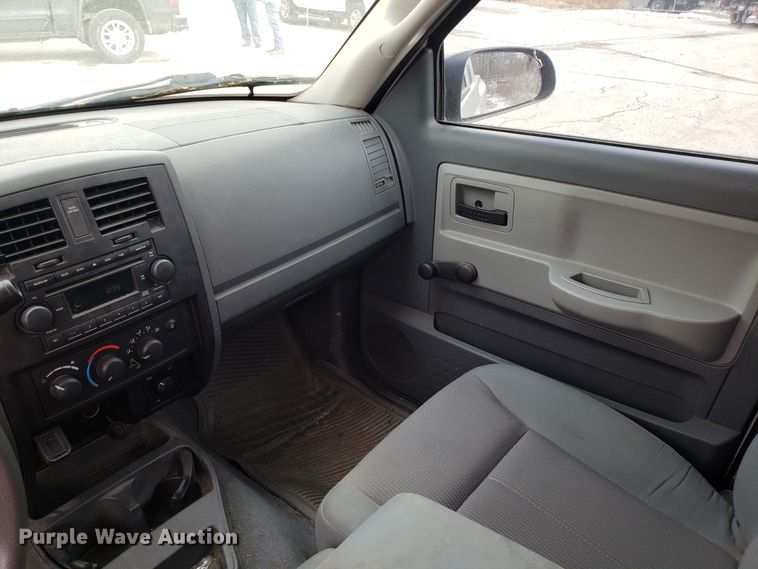 image for item FW9543 2005 Dodge Dakota Club Cab pickup truck