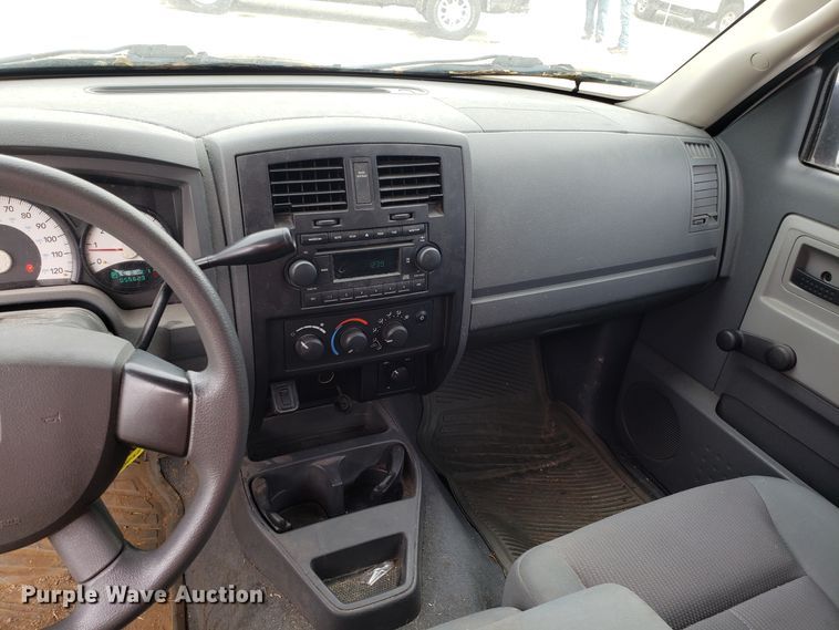 image for item FW9543 2005 Dodge Dakota Club Cab pickup truck