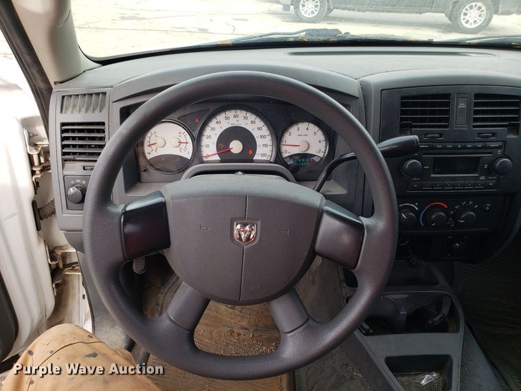 image for item FW9543 2005 Dodge Dakota Club Cab pickup truck