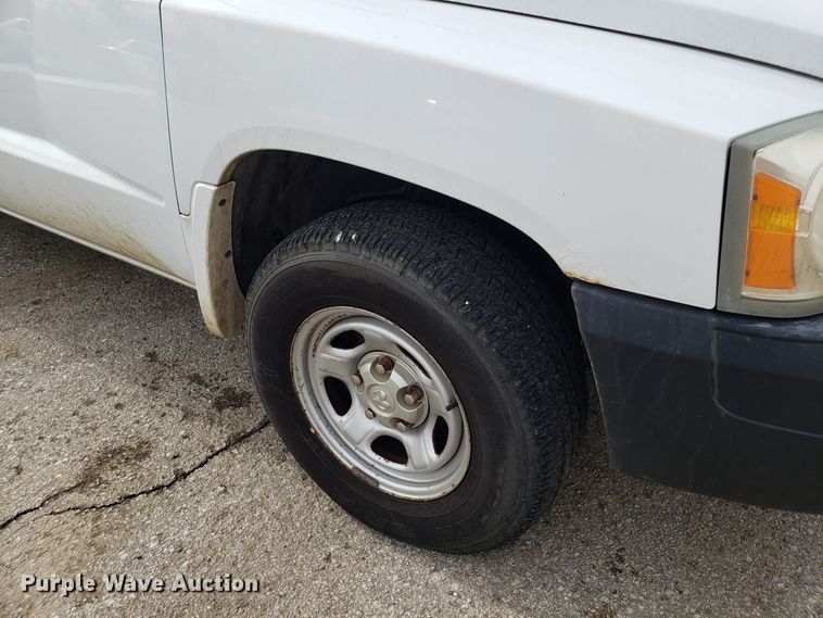image for item FW9543 2005 Dodge Dakota Club Cab pickup truck