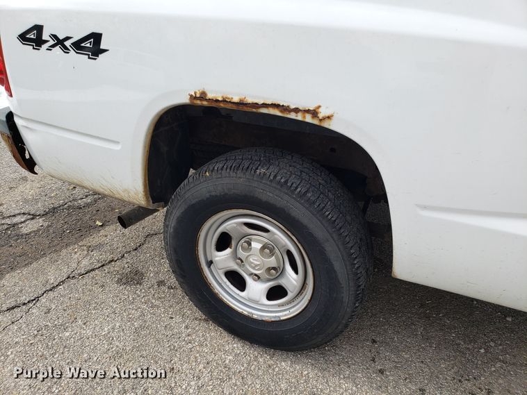 image for item FW9543 2005 Dodge Dakota Club Cab pickup truck