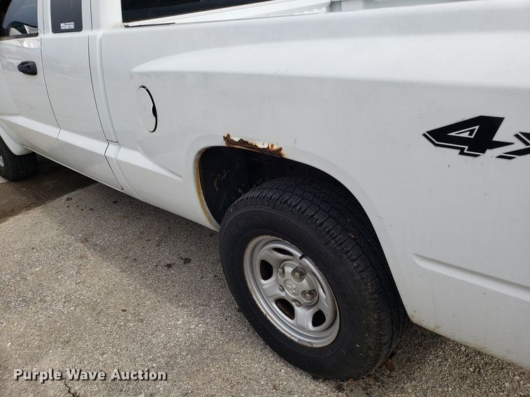 image for item FW9543 2005 Dodge Dakota Club Cab pickup truck