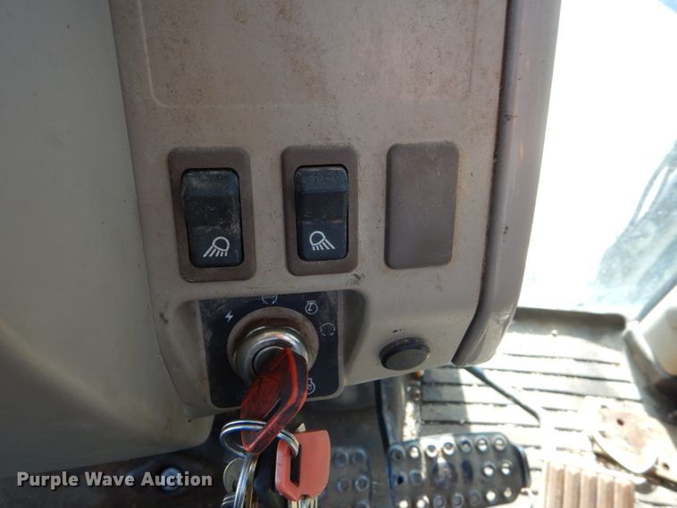 image for item GC9432 2004 John Deere 6615 tractor