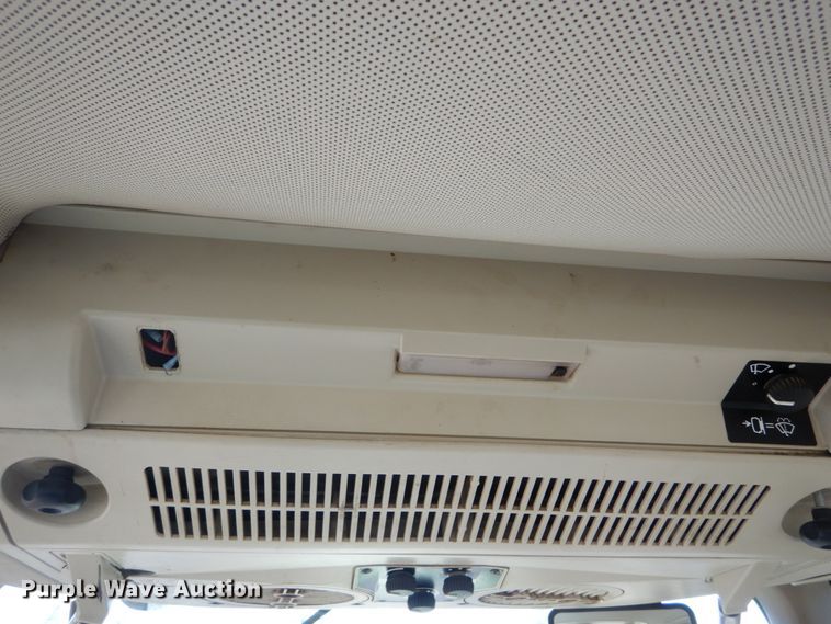 image for item GC9432 2004 John Deere 6615 tractor