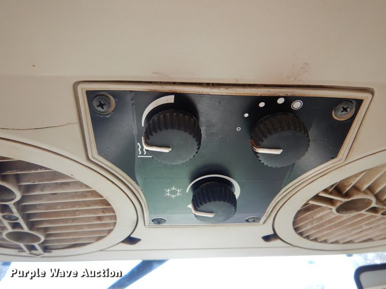 image for item GC9432 2004 John Deere 6615 tractor