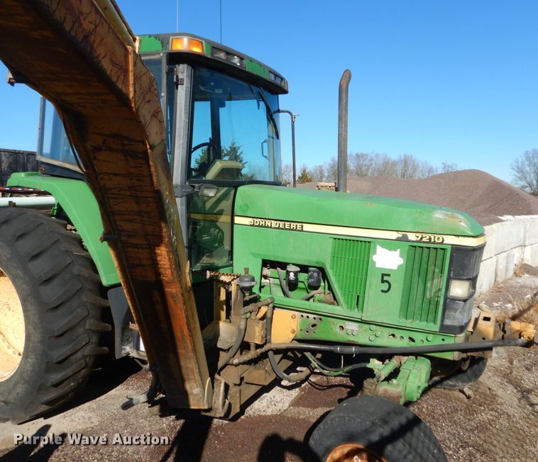 image for item GC9433 2000 John Deere 7210 tractor