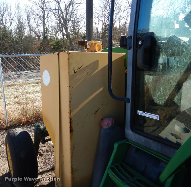 image for item GC9433 2000 John Deere 7210 tractor