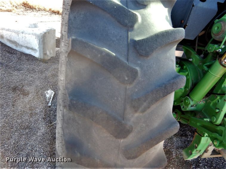 image for item GC9433 2000 John Deere 7210 tractor