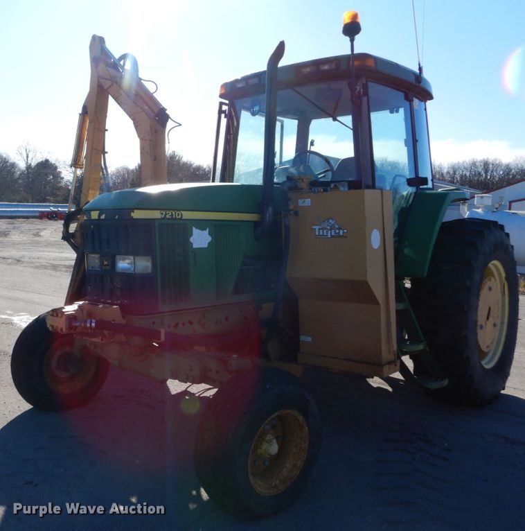 image for item GC9434 2000 John Deere 7210 tractor