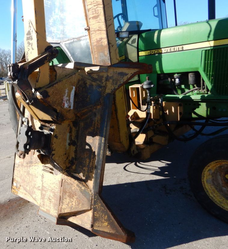 image for item GC9434 2000 John Deere 7210 tractor