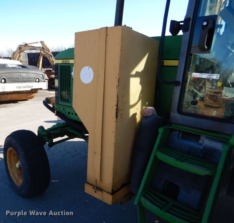 image for item GC9434 2000 John Deere 7210 tractor