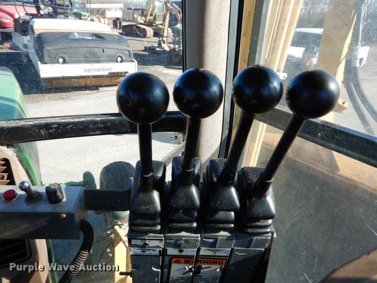 image for item GC9434 2000 John Deere 7210 tractor