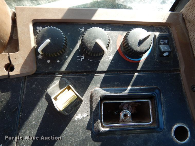 image for item GC9434 2000 John Deere 7210 tractor