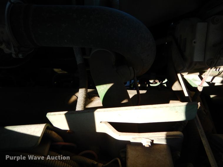 image for item GC9434 2000 John Deere 7210 tractor