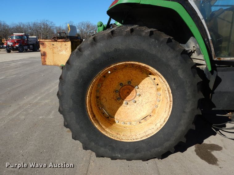 image for item GC9434 2000 John Deere 7210 tractor