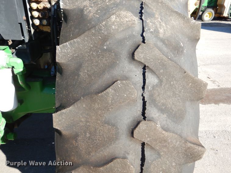 image for item GC9434 2000 John Deere 7210 tractor