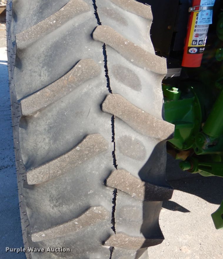 image for item GC9434 2000 John Deere 7210 tractor