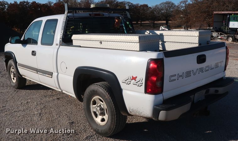 image for item GD9888 2004 Chevrolet Silverado 1500 Ext. Cab pickup truck