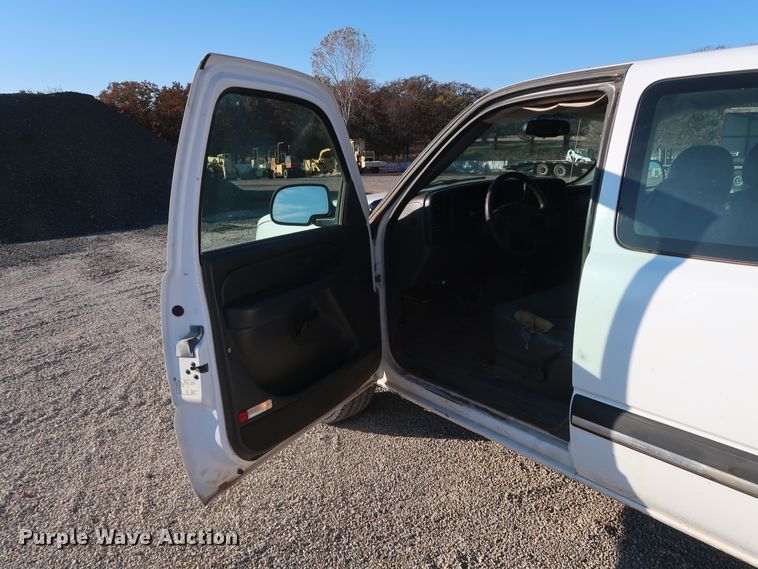 image for item GD9888 2004 Chevrolet Silverado 1500 Ext. Cab pickup truck