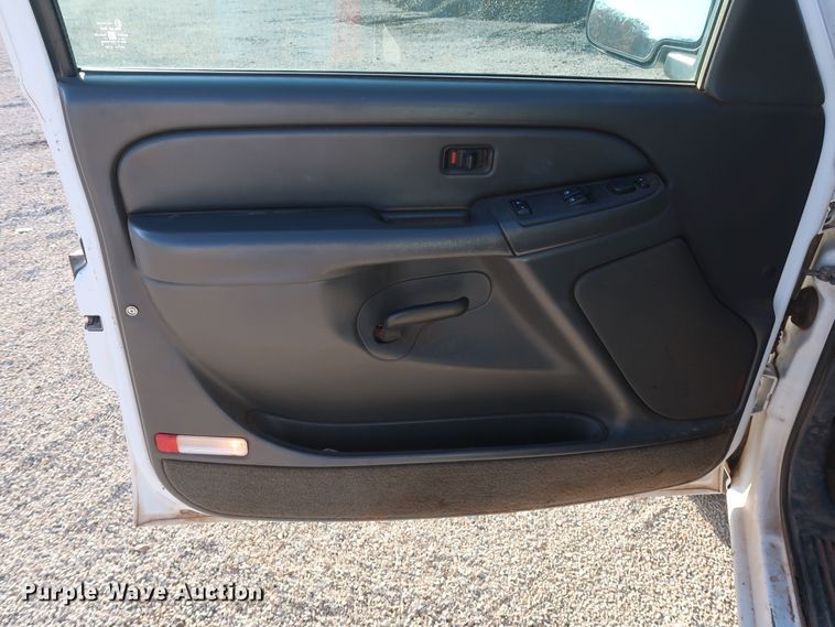 image for item GD9888 2004 Chevrolet Silverado 1500 Ext. Cab pickup truck